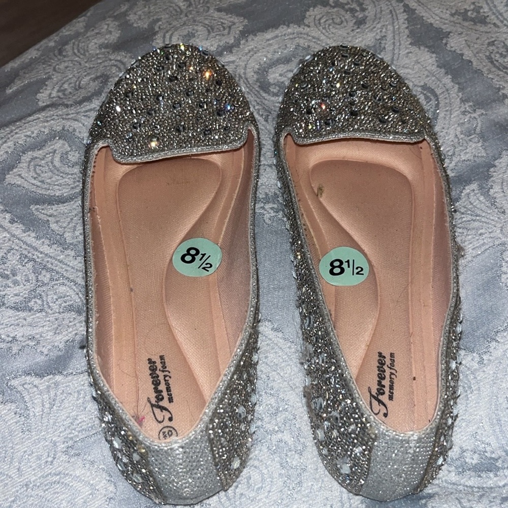 NWT silver crystal flats forever memory foam ❤️💕